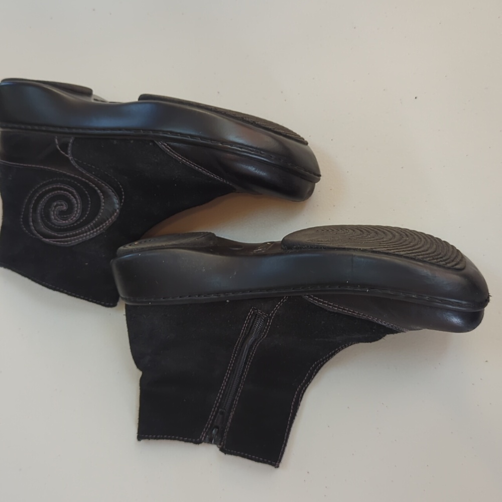 Naot, Oyster, Black Suede/Leather Booties. Sz40/9-9.5 - Picture 4 of 12